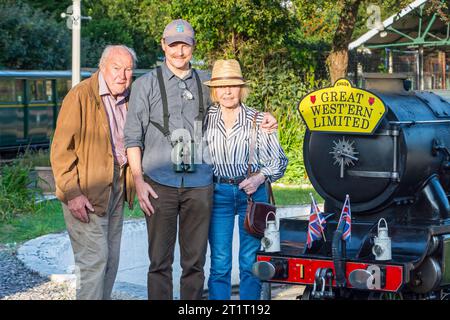 Die Legenden der Schauspielerinnen Timothy West, Prunella Scales und ihr Sohn Sam West bei einem Besuch der RH&DR mit ihrem speziell gefertigten Kopfteil Stockfoto