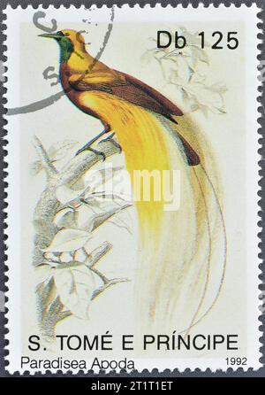 Gestempelte Briefmarke, gedruckt von São Tomé und Príncipe, die den Großen Paradiesvogel (Paradisaea apoda) zeigt, um 1992. Stockfoto