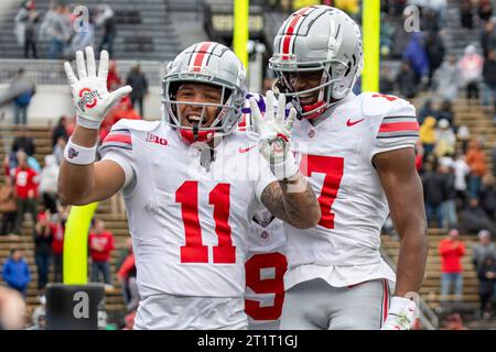 West Lafayette, Indiana, USA. Oktober 2023. Brandon Inniss feiert seinen ersten Touchdown als Buckeye. Die Ohio State University besiegt die Purdue University 41-7 im Ross-Ade Stadium. (Kindell Buchanan/Alamy Live News) Stockfoto