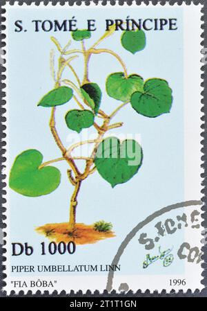 Gestempelte Briefmarke von São Tomé und Príncipe, die Piper umbellatum zeigt, um 1996. Stockfoto