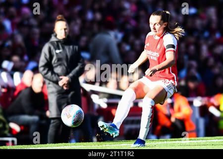 London, Großbritannien. Oktober 2023. Noelle Maritz (16 Arsenal) übergibt den Ball während des Spiels der Barclays FA Women's Super League zwischen Arsenal und Aston Villa im Emirates Stadium, London am Sonntag, den 15. Oktober 2023. (Foto: Kevin Hodgson | MI News) Credit: MI News & Sport /Alamy Live News Stockfoto