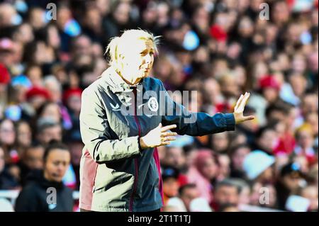 London, Großbritannien. Oktober 2023. Manager Carla Ward (Manager Aston Villa) Gesten während des Spiels der Barclays FA Women's Super League zwischen Arsenal und Aston Villa im Emirates Stadium, London am Sonntag, den 15. Oktober 2023. (Foto: Kevin Hodgson | MI News) Credit: MI News & Sport /Alamy Live News Stockfoto