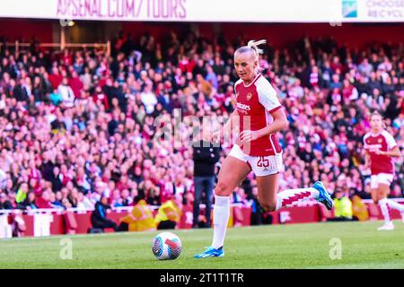 London, Großbritannien. Oktober 2023. Stina Blackstenius (25 Arsenal) kontrolliert den Ball beim Barclays FA Women's Super League Spiel zwischen Arsenal und Aston Villa im Emirates Stadium, London am Sonntag, den 15. Oktober 2023. (Foto: Kevin Hodgson | MI News) Credit: MI News & Sport /Alamy Live News Stockfoto