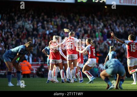 London, Großbritannien. Oktober 2023. London, England, 15. Oktober 2023: Arsenal-Spieler feiern nach dem späten Tor von Alessia Russo (23 Arsenal) beim FA Women's Super League Spiel zwischen Arsenal und Aston Villa im Emirates Stadium in London (Alexander Canillas/SPP) Credit: SPP Sport Press Photo. /Alamy Live News Stockfoto