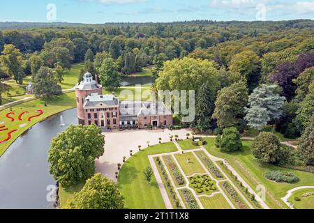 Aus der Luft von Schloss Rosendael im Dorf Rozendaal in den Niederlanden Stockfoto