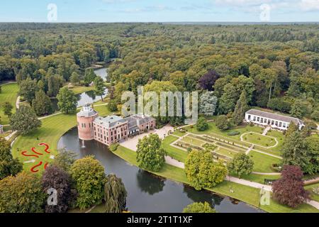 Aus der Luft von Schloss Rosendael im Dorf Rozendaal in den Niederlanden Stockfoto