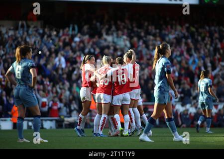 London, Großbritannien. Oktober 2023. London, England, 15. Oktober 2023: Arsenal-Spieler feiern nach dem späten Tor von Alessia Russo (23 Arsenal) beim FA Women's Super League Spiel zwischen Arsenal und Aston Villa im Emirates Stadium in London (Alexander Canillas/SPP) Credit: SPP Sport Press Photo. /Alamy Live News Stockfoto