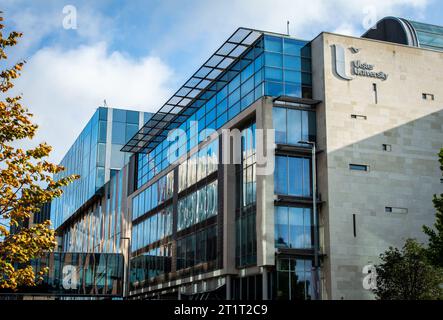 Belfast, Großbritannien, 29. September 2023. Straßenblick auf den Campus der Ulster University Belfast in der York Street. Stockfoto