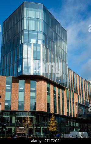 Belfast, Großbritannien, 29. September 2023. Straßenblick auf die Campus-Gebäude der Ulster University Belfast an der York Street. Stockfoto