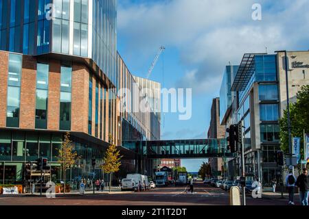 Belfast, Großbritannien, 29. September 2023. Straßenblick auf die Campus-Gebäude der Ulster University Belfast an der York Street. Stockfoto