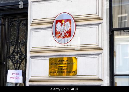 15. Oktober 2023: Botschaft der Republik Polen in Portland Place, polnische Wahl 2023, London, England Stockfoto