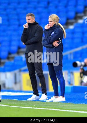 Brighton UK 15. Oktober 2023 - Brighton Head Coach Melissa Phillips zusammen mit Tottenham Head Coach Robert Vilahamn während des Barclays Women's Super League Fußballspiels zwischen Brighton & Hove Albion und Tottenham Hotspur im American Express Stadium (nur redaktionelle Verwendung): Credit Simon Dack /TPI/ Alamy Live News Stockfoto