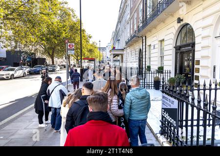 15. Oktober 2023: Polnische Leute warten in der Warteschlange auf die Wahl 2023 vor der polnischen Botschaft in Portland Place, London, England Stockfoto