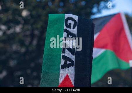 London, Großbritannien. Oktober 2023. Die Menschen nehmen an einer Demonstration zur Unterstützung Palästinas Teil. Trotz der Behauptung der Innenministerin Suella Braverman, dass palästinensische Flaggen zu schwenken und populäre pro-palästinensische Slogans nach dem Gesetz über öffentliche Ordnung illegal sein könnten. Fotografiert von Michael Tubi/Alamy Live News. Stockfoto