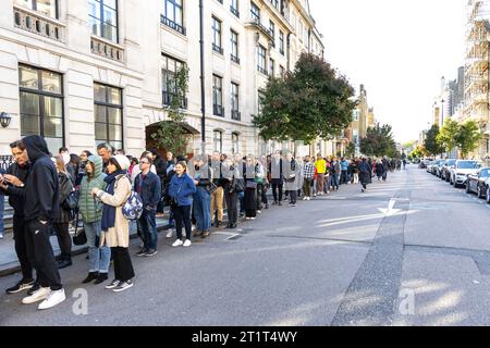 15. Oktober 2023: Polnische Leute warten in der Warteschlange auf die Wahl 2023 vor der polnischen Botschaft in Portland Place, London, England Stockfoto