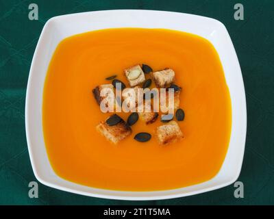 Kürbissuppe mit Croutons und Kürbiskernen Stockfoto