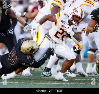 14. Oktober 2023: Louisiana Monroe Running Back Isaiah Woullard (22) wird am 14. Oktober 2023 in San Marcos, Texas, während eines NCAA-College-Football-Spiels zwischen den Texas State Bobcats und den Louisiana-Monroe Warhawks auf einem Carry bekämpft. (Kreditbild: © Scott Coleman/ZUMA Press Wire) NUR REDAKTIONELLE VERWENDUNG! Nicht für kommerzielle ZWECKE! Stockfoto