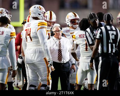 14. Oktober 2023: Terry Bowden, Cheftrainer von Louisiana Monroe, spricht mit seinem Team während einer Auszeit in einem NCAA College-Football-Spiel zwischen den Texas State Bobcats und den Louisiana-Monroe Warhawks am 14. Oktober 2023 in San Marcos, Texas. (Kreditbild: © Scott Coleman/ZUMA Press Wire) NUR REDAKTIONELLE VERWENDUNG! Nicht für kommerzielle ZWECKE! Stockfoto