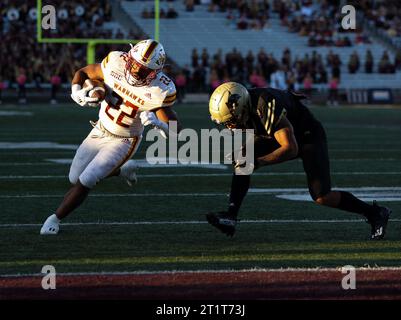 14. Oktober 2023: Louisiana Monroe Running Back Isaiah Woullard (22) erzielte bei einem 10-Yard-Pass-Empfang während eines NCAA-College-Football-Spiels zwischen den Texas State Bobcats und den Louisiana-Monroe Warhawks am 14. Oktober 2023 in San Marcos, Texas. (Kreditbild: © Scott Coleman/ZUMA Press Wire) NUR REDAKTIONELLE VERWENDUNG! Nicht für kommerzielle ZWECKE! Stockfoto