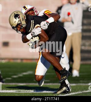 Am 14. Oktober 2023 wird Jahmyl Jeter (28) während eines NCAA College Football-Spiels zwischen den Texas State Bobcats und den Louisiana-Monroe Warhawks am 14. Oktober 2023 in San Marcos, Texas, auf einem Carry bekämpft. (Kreditbild: © Scott Coleman/ZUMA Press Wire) NUR REDAKTIONELLE VERWENDUNG! Nicht für kommerzielle ZWECKE! Stockfoto