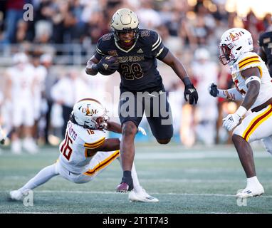 14. Oktober 2023: Der Texas State Running Back Jahmyl Jeter (28) trägt den Ball während eines NCAA College Football Spiels zwischen den Texas State Bobcats und den Louisiana-Monroe Warhawks am 14. Oktober 2023 in San Marcos, Texas. (Kreditbild: © Scott Coleman/ZUMA Press Wire) NUR REDAKTIONELLE VERWENDUNG! Nicht für kommerzielle ZWECKE! Stockfoto