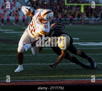 14. Oktober 2023: Louisiana Monroe Running Back Isaiah Woullard (22) erzielte bei einem 10-Yard-Pass-Empfang während eines NCAA-College-Football-Spiels zwischen den Texas State Bobcats und den Louisiana-Monroe Warhawks am 14. Oktober 2023 in San Marcos, Texas. (Kreditbild: © Scott Coleman/ZUMA Press Wire) NUR REDAKTIONELLE VERWENDUNG! Nicht für kommerzielle ZWECKE! Stockfoto