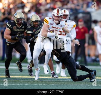 14. Oktober 2023: Der Quarterback Jiya Wright (18) von Louisiana Monroe wird am 14. Oktober 2023 in San Marcos, Texas, während eines NCAA College Football Spiels zwischen den Texas State Bobcats und den Louisiana-Monroe Warhawks auf einem Carry bekämpft. (Kreditbild: © Scott Coleman/ZUMA Press Wire) NUR REDAKTIONELLE VERWENDUNG! Nicht für kommerzielle ZWECKE! Stockfoto