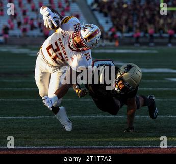 14. Oktober 2023: Louisiana Monroe Running Back Isaiah Woullard (22) erzielte bei einem 10-Yard-Pass-Empfang während eines NCAA-College-Football-Spiels zwischen den Texas State Bobcats und den Louisiana-Monroe Warhawks am 14. Oktober 2023 in San Marcos, Texas. (Kreditbild: © Scott Coleman/ZUMA Press Wire) NUR REDAKTIONELLE VERWENDUNG! Nicht für kommerzielle ZWECKE! Stockfoto