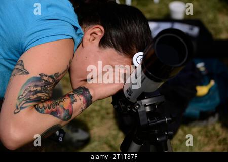 Mexiko-Stadt, Mexiko. Oktober 2023. 14. Oktober 2023, Mexiko-Stadt: Eine Frau beobachtet die ringförmige Sonnenfinsternis mit Teleskop an der Nationalen Autonomen Universität von Mexiko (UNAM). Am 14. Oktober 2023 in Mexiko-Stadt. (Foto: Carlos Tischler/Eyepix Group/SIPA USA) Credit: SIPA USA/Alamy Live News Stockfoto