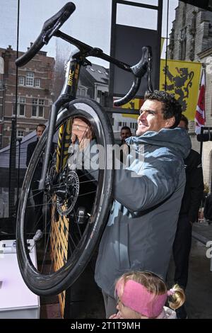 Der pensionierte Radfahrer Greg Van Avermaet hängt sein Fahrrad symbolisch an einem Haken (hangt zijn fiets aan de haak), während eines Abschiedsveranstaltung „Goodbye Greg“ für den Radfahrer Van Avermaet in Dendermonde. Van Avermaet verabschiedet sich vom Radsportfeld. Nach siebzehn Profisaisons mit 42 Siegen, darunter Paris-Roubaix und das Olympische Straßenrennen 2016 in Rio, hängt er offiziell sein Fahrrad auf. Um sich angemessen zu verabschieden, organisiert er in seiner Heimatstadt Dendermonde ein Fahrrad- und Fußballfestival. Am Vormittag gibt es eine Fanfahrt und am Nachmittag gibt es eine Fan Zone und kostenlose fes Stockfoto