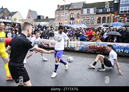 Der pensionierte Radfahrer Greg Van Avermaet spielt ein Fußballspiel bei einer Abschiedsveranstaltung „Goodbye Greg“ für den Radfahrer Van Avermaet in Dendermonde. Van Avermaet verabschiedet sich vom Radsportfeld. Nach siebzehn Profisaisons mit 42 Siegen, darunter Paris-Roubaix und das Olympische Straßenrennen 2016 in Rio, hängt er offiziell sein Fahrrad auf. Um sich angemessen zu verabschieden, organisiert er in seiner Heimatstadt Dendermonde ein Fahrrad- und Fußballfestival. Am Vormittag gibt es eine Fanfahrt und am Nachmittag gibt es eine Fanzone und ein kostenloses Festival. BELGA FOTO TOM GOYVAERTS Stockfoto