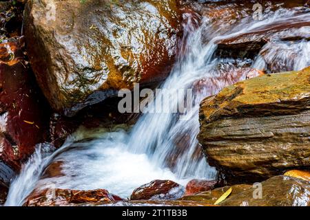 Bewegung des Flusswassers zwischen Felsen im Regenwald in Minas Gerais, Brasilien Stockfoto