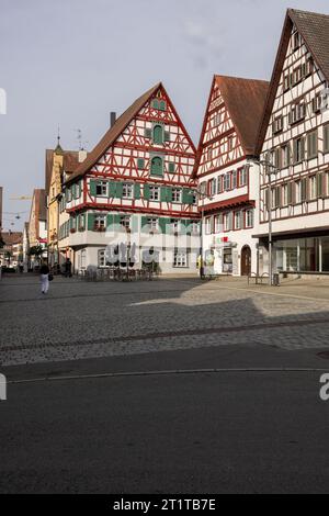Riedlingen, Deutschland 21. Juni 2023 : historische Altstadt von Riedlingen, mit Fußgängerzone und Geschäften in Baden-Württemberg, im Sommer Stockfoto