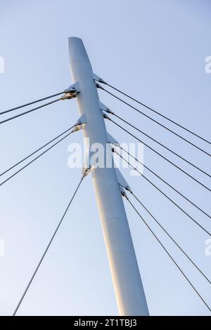Brückenschräge aus Metall mit Stahlseilen einer Hängebrücke mit Schraubverbindungen Stockfoto