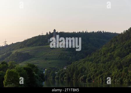 Schloss Hornberg bei Hassmersheim am Abend über dem Neckar mit Reflexionen Stockfoto