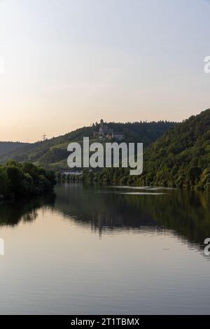 Schloss Hornberg bei Hassmersheim am Abend über dem Neckar mit Reflexionen Stockfoto