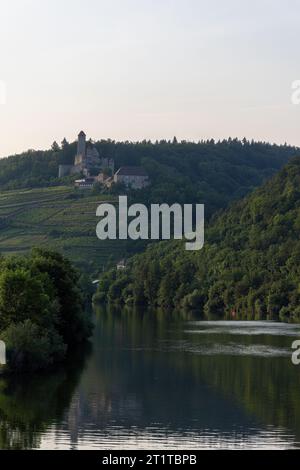 Schloss Hornberg bei Hassmersheim am Abend über dem Neckar mit Reflexionen Stockfoto