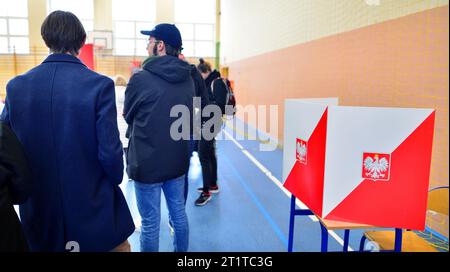 Warschau, Polen 15. Oktober 2023. Parlamentswahlen in Polen. Der Prozess der Abstimmung in einem Wahllokal. Stockfoto