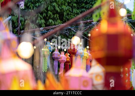 Bunte Lanna-Laternen hängen in Lamphun-Tempeln. Populäres Laternenfest während des Loy Krathong im Norden Thailands. Traditionelles Yi Peng Papier la Stockfoto