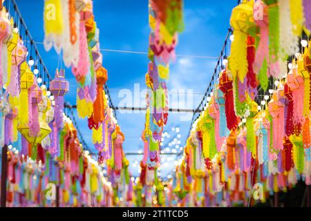 Bunte Lanna-Laternen hängen in Lamphun-Tempeln. Populäres Laternenfest während des Loy Krathong im Norden Thailands. Traditionelles Yi Peng Papier la Stockfoto