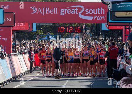 Great South Run, 15. Oktober 2023, Portsmouth, Hampshire, England, UK. Tausende von Teilnehmern liefen am 16-Mile-Great South Run in Southsea, Portsmouth. Neben den Elite-Läufern nahmen auch viele andere Teilnehmer Teil, die für Wohltätigkeitsorganisationen oder ihre Vereine gelaufen waren. Im Bild stehen die Elitefrauen am Start, darunter die Siegerin Lily Partridge Stockfoto