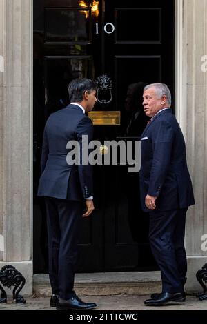 London, Großbritannien. 15. Oktober 2023. Rishi Sunak, Premierminister, trifft seine Majestät König Abdullah II., König von Jordanien, in Downing Street 10 zu Gesprächen. Der König von Jordanien ist auf einer kurzen Europa-Tour, die Großbritannien, Italien, Deutschland und Frankreich umfasst, um internationale Unterstützung zu sammeln, um den Krieg gegen Gaza zu stoppen. Quelle: Stephen Chung / Alamy Live News Stockfoto