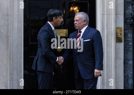 Downing Street, London, Großbritannien. Oktober 2023. Der britische Premierminister Rishi Sunak begrüßt seine Majestät König Abdullah II., König von Jordanien, in der Downing Street in London, Großbritannien. Foto: Amanda Rose/Alamy Live News Stockfoto