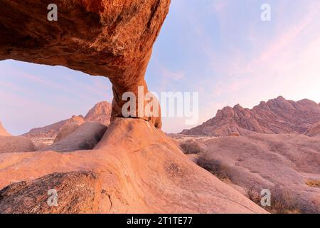 Felsbogen bei Sonnenuntergang in Spitzkoppe, Namibia, Afrika. Stockfoto