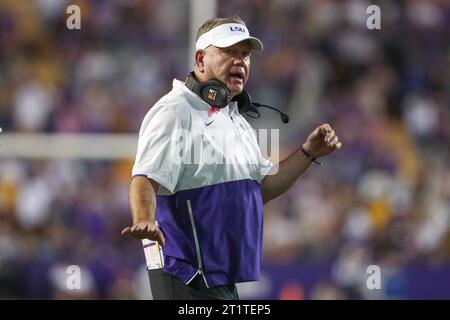 Baton Rouge, LA, USA. Oktober 2023. LSU Head Coach Brian Kelly versucht, mit einem Beamten während der NCAA-Fußballspiele zwischen den Auburn Tigers und den LSU Tigers im Tiger Stadium in Baton Rouge, LA, zu sprechen. Jonathan Mailhes/CSM/Alamy Live News Stockfoto