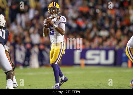 Baton Rouge, LA, USA. Oktober 2023. LSU Quarterback Jayden Daniels (5) sucht einen Empfänger während der NCAA-Fußballspiele zwischen den Auburn Tigers und den LSU Tigers im Tiger Stadium in Baton Rouge, LA. Jonathan Mailhes/CSM/Alamy Live News Stockfoto