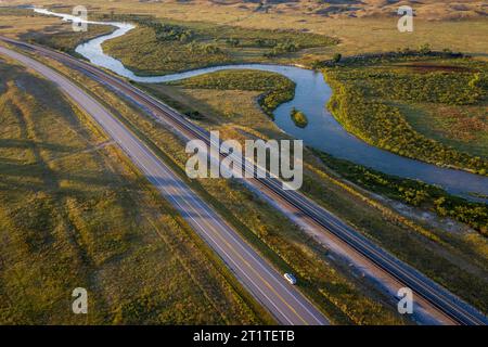 Autobahn und Eisenbahn entlang der mittleren Loup River in Nebraska Sandhills, Spätsommer Luftaufnahme Stockfoto