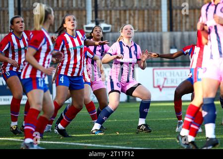 London, Großbritannien. Oktober 2023. London, England, 15. Oktober 2023: Action während des London and South East Regional Womens Premier League Spiels zwischen Dorking Wanderers und Dulwich Hamlet in der Meadowbank in London. (Liam Asman/SPP) Credit: SPP Sport Press Photo. /Alamy Live News Stockfoto