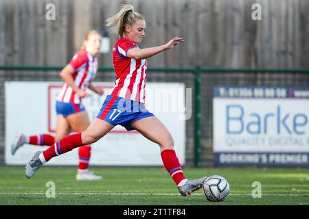 London, Großbritannien. Oktober 2023. London, England, 15. Oktober 2023: Charlotte Benson (17 Dorking) im Spiel der London and South East Regional Womens Premier League zwischen Dorking Wanderers und Dulwich Hamlet in der Meadowbank in London. (Liam Asman/SPP) Credit: SPP Sport Press Photo. /Alamy Live News Stockfoto