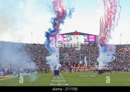 Baton Rouge, LA, USA. Oktober 2023. Das LSU Football Team nimmt das Spielfeld mit einem Feuerwerk vor, bevor die NCAA-Fußballspiele zwischen den Auburn Tigers und den LSU Tigers im Tiger Stadium in Baton Rouge, LA, stattfinden. Jonathan Mailhes/CSM/Alamy Live News Stockfoto